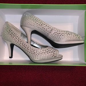 Kelly & Katie Silver stones Doreen size 6 heels